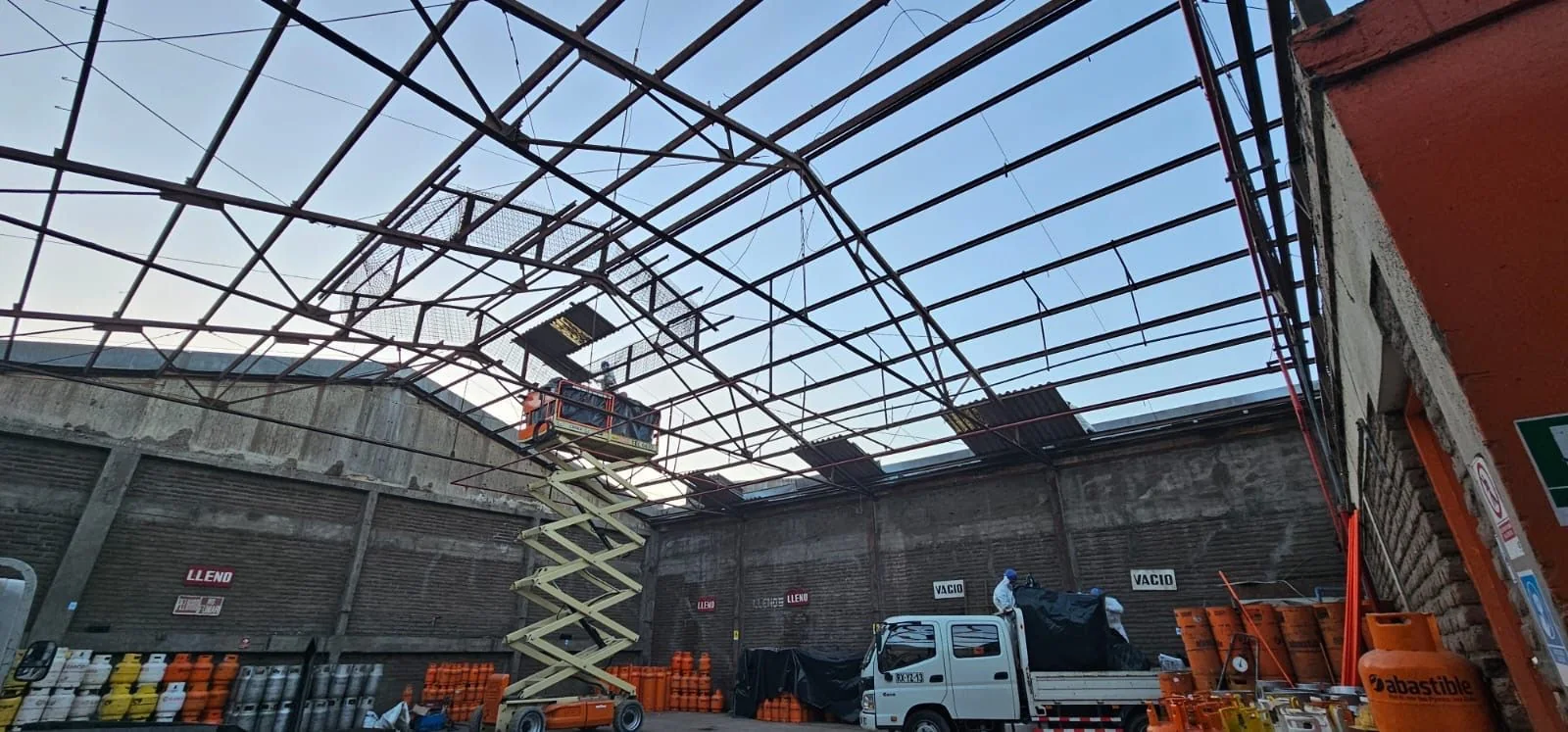 RETIRO DE ASBESTO EN CENTROS DE DISTRIBUCIÓN CON CONTINUIDAD OPERACIONAL