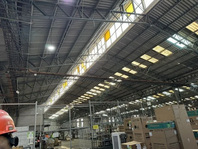Interior de un galpón de bodegaje con cubierta de asbesto