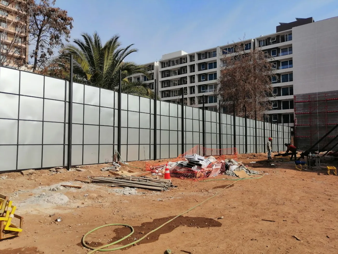Cierre perimetral de la faena de retiro de asbesto en un entorno urbano habitado