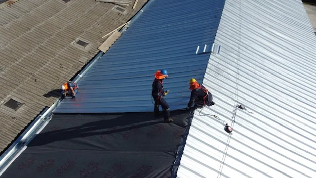 Instalación de las planchas nuevas de cubierta