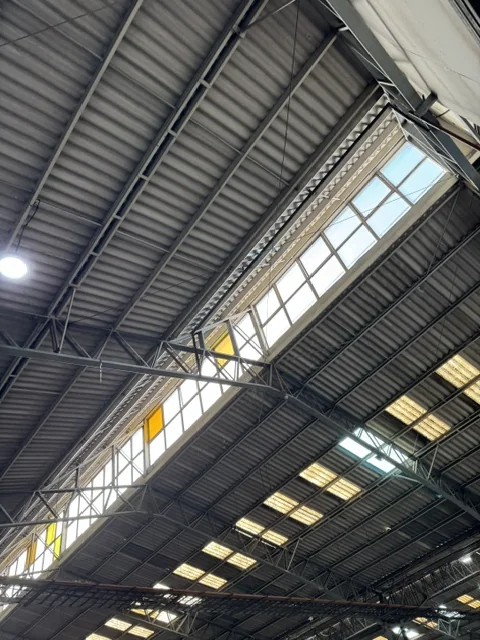 Estructura interior bajo la cubierta retirada