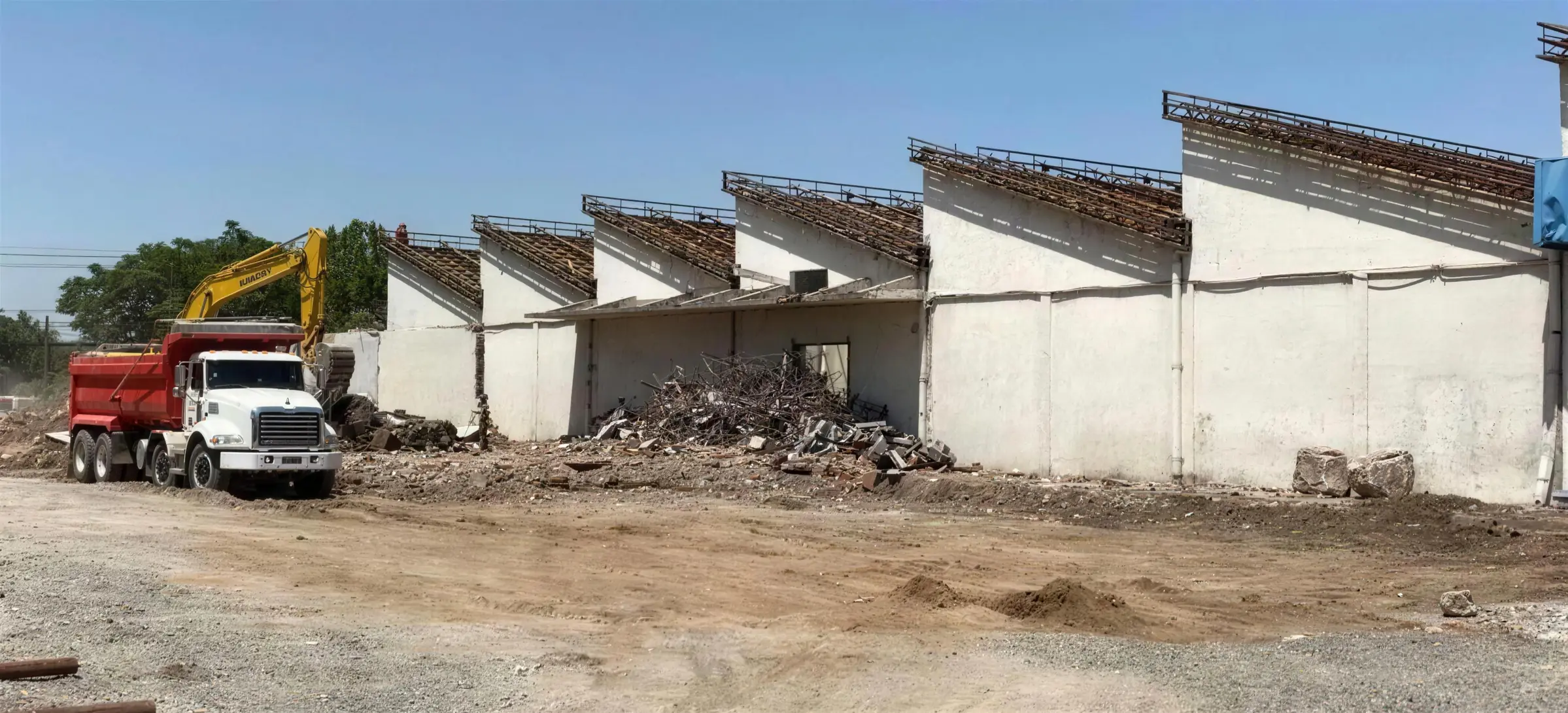 Nave industrial con la cubierta ya retirada y el escombro acopiado