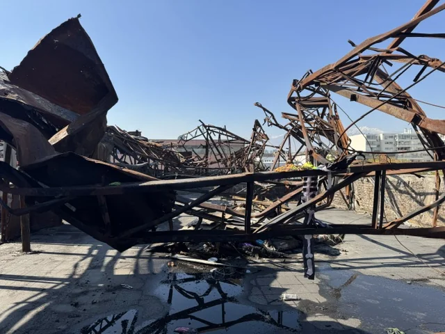 Estructura colapsada del Espacio Cultural Chino durante el retiro de asbesto