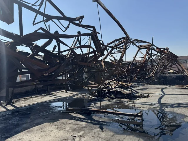 Retiro de la estructura metálica con asbesto en el Espacio Cultural Chino