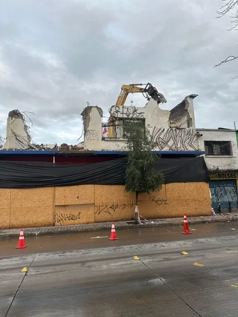 Faena del Espacio Cultural Chino vista desde la calle, con el cierre perimetral