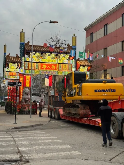Maquinaria de DEXA Chile llegando a la faena por Barrio Meiggs