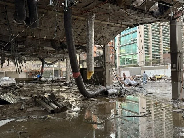 Interior del supermercado durante la demolición