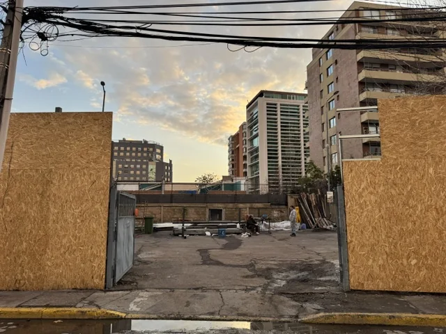 Cierre perimetral de la faena en Av. Vitacura