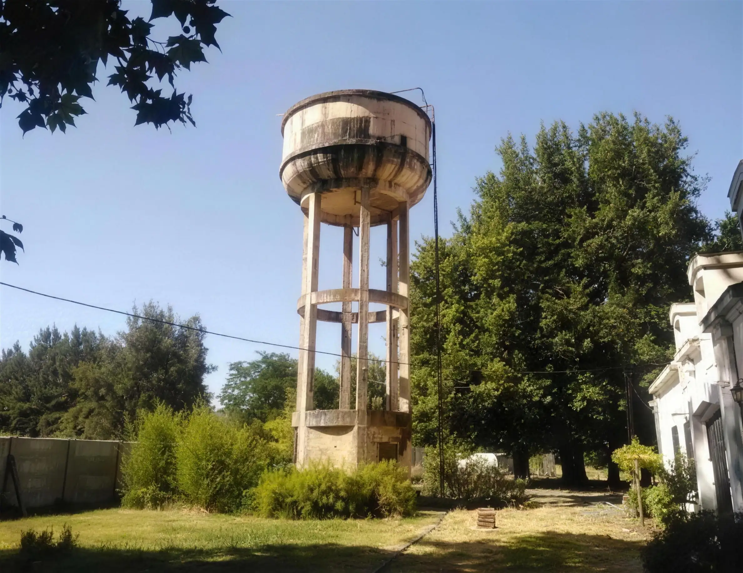 Copa de agua elevada de hormigón antes de su demolición