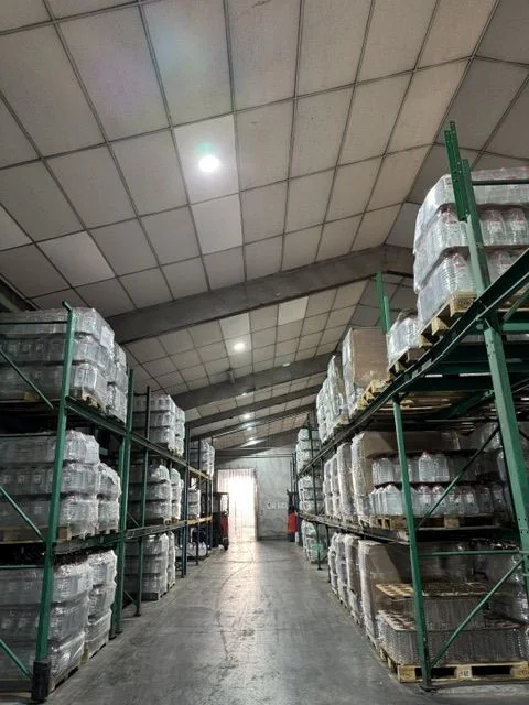 Bodega de distribución con racks en operación